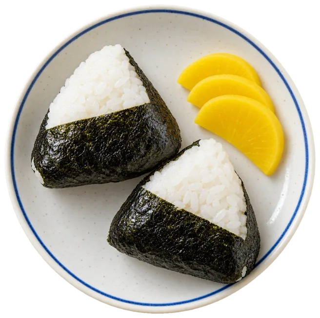 おにぎり二つとたくあんを盛った皿を真上から見たところ