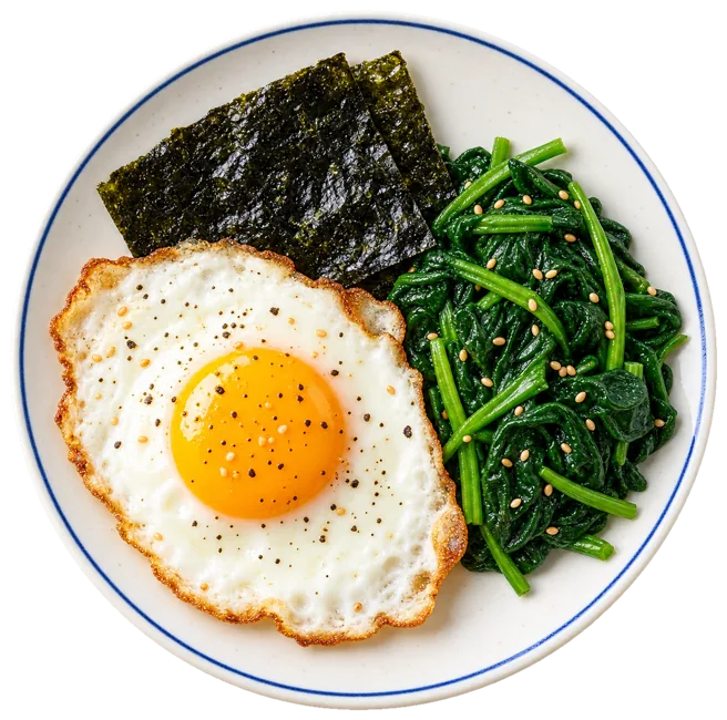 目玉焼きと焼き海苔、青菜を盛った皿を真上から見たところ